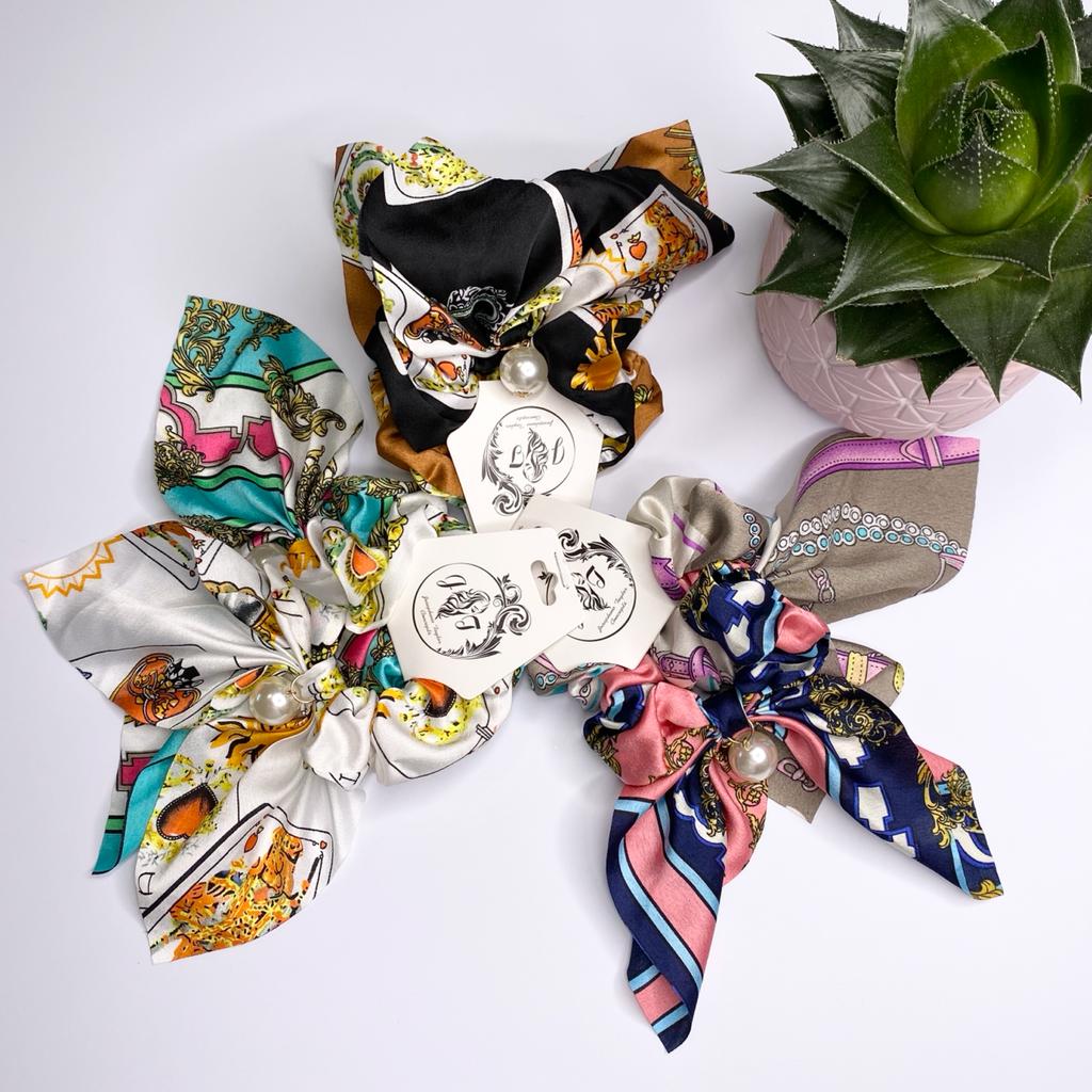 Twin pack green & white pearl scrunchies